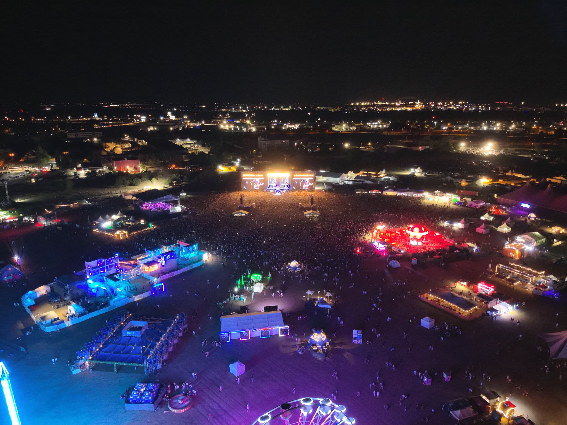 Festival v noci — letecký záber